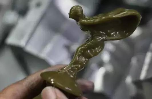 你真以为劳斯莱斯车标是水晶做的？看完后我震惊了