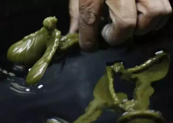 你真以为劳斯莱斯车标是水晶做的？看完后我震惊了