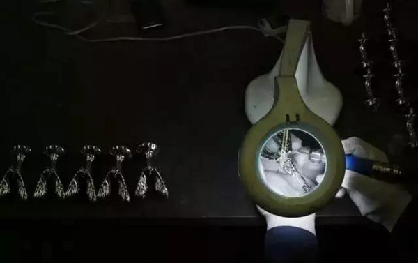 你真以为劳斯莱斯车标是水晶做的？看完后我震惊了