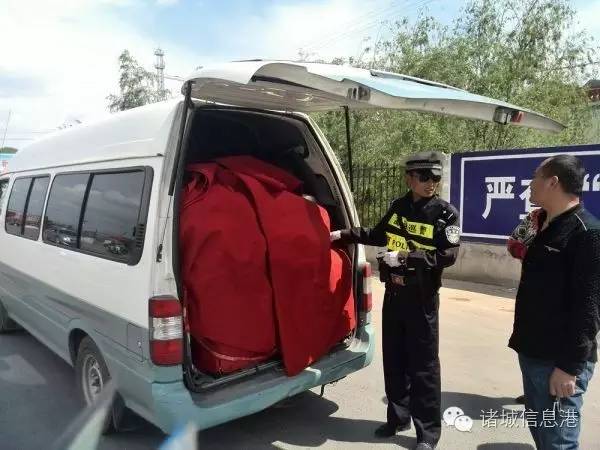 厉害了！汽车标志新玩法，柳市街头偶遇马自达变身“猫头鹰 ”