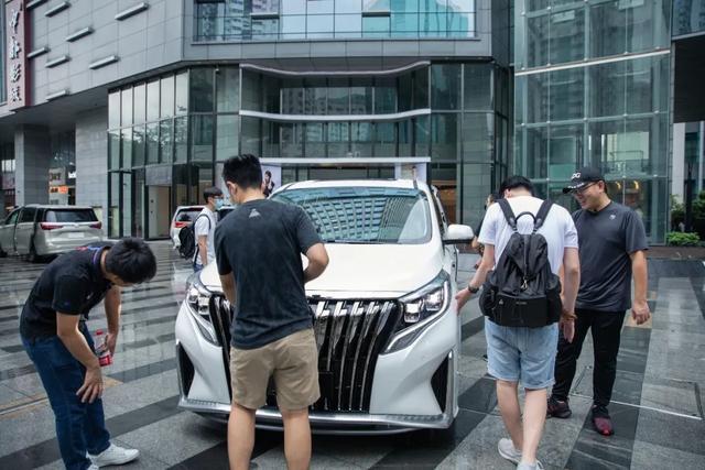 要不是那个Logo，这台车的气场可赶得上那百万豪车了