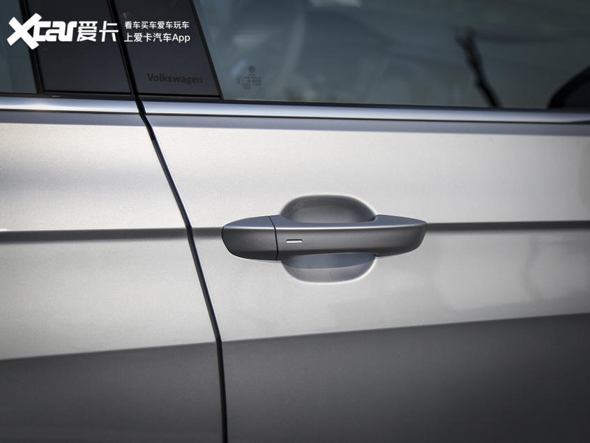 大众新logo？车尾带字母？这辆小型SUV不一般