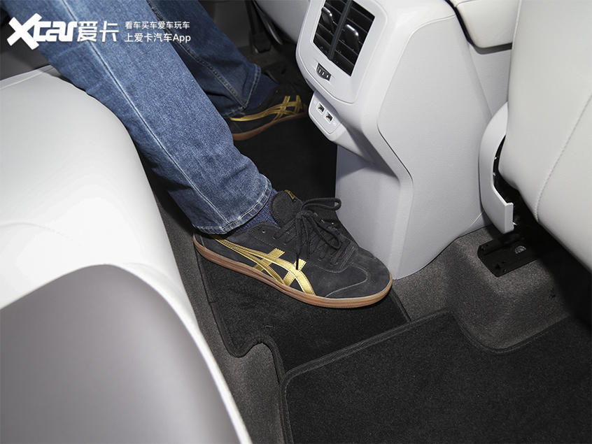 大众新logo？车尾带字母？这辆小型SUV不一般