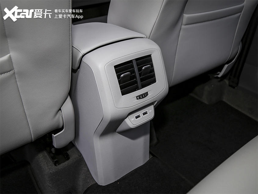 大众新logo？车尾带字母？这辆小型SUV不一般