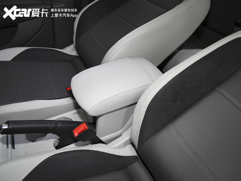 大众新logo？车尾带字母？这辆小型SUV不一般