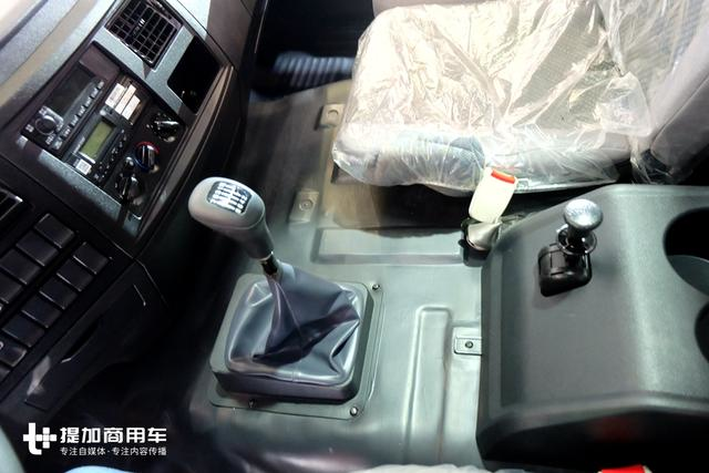 东风新推出的卡车品牌，LOGO很怪异，大家看看这内饰还行吗？