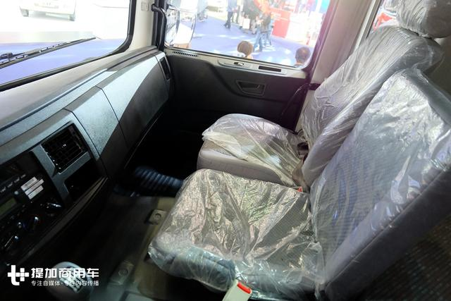 东风新推出的卡车品牌，LOGO很怪异，大家看看这内饰还行吗？