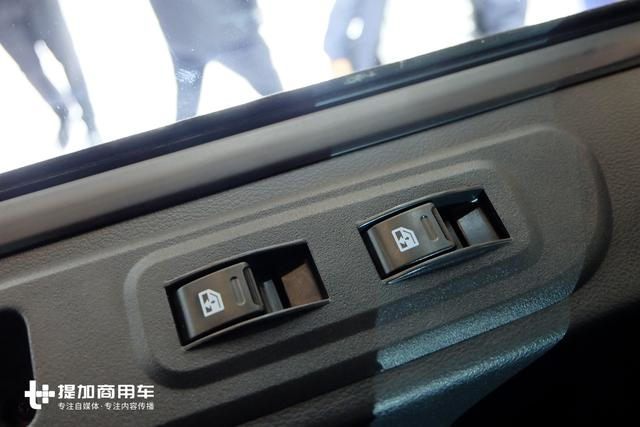 东风新推出的卡车品牌，LOGO很怪异，大家看看这内饰还行吗？