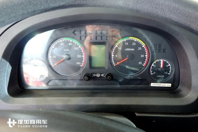 东风新推出的卡车品牌，LOGO很怪异，大家看看这内饰还行吗？