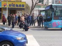 疏忽路面上这个标志 车主直接赔了9万多。