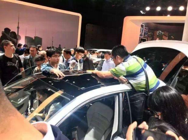 要你标志，不要你汉字！抠掉车标这事为何流行？
