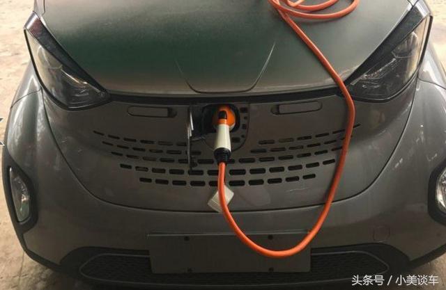 这车只要五万块，不看车标的话都以为是奔驰Smart，回头率很高