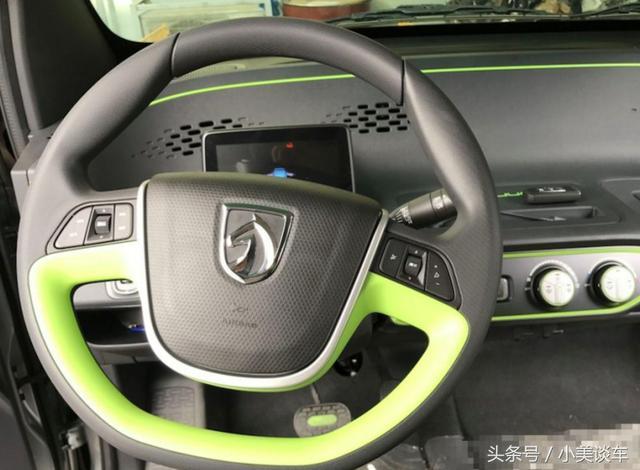 这车只要五万块，不看车标的话都以为是奔驰Smart，回头率很高