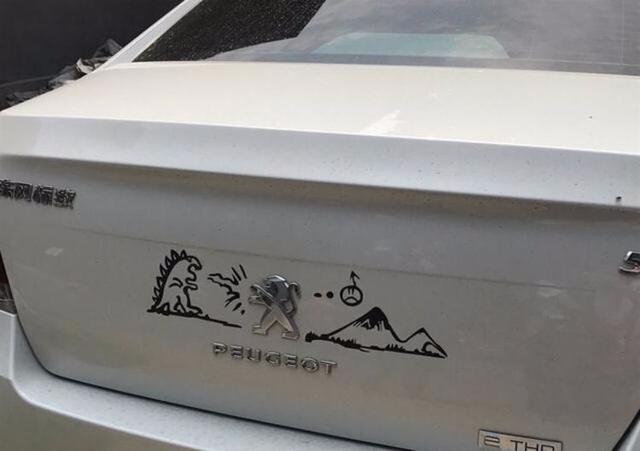 据说，改车标被认定为非法改装后，车主的神操作连交警叔叔都笑了