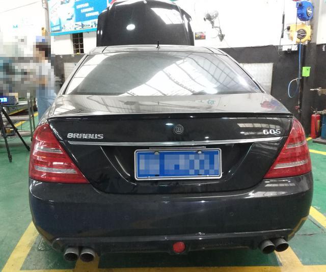 奔驰换了个巴博斯车标，竟然被加油站小妹误以为是30万的比亚迪