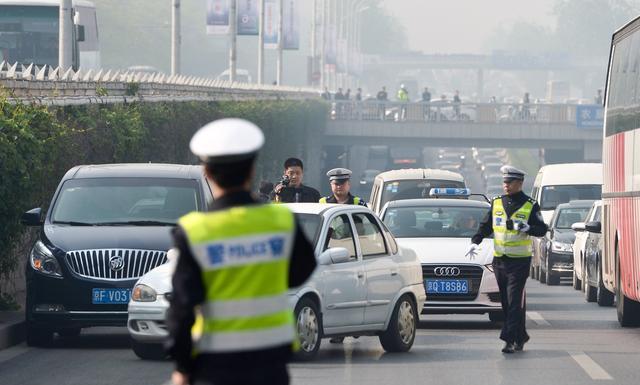又有众泰SR9车主惹事，竟将众泰SR9车标改成保时捷，结果......