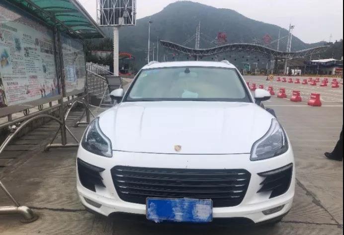又有众泰SR9车主惹事，竟将众泰SR9车标改成保时捷，结果......