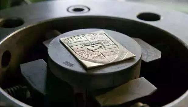 保时捷为什么贵？看车标就知道了！