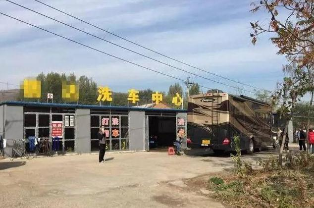 成龙的较新百万豪车曝光，车标竟然是个“龍”字