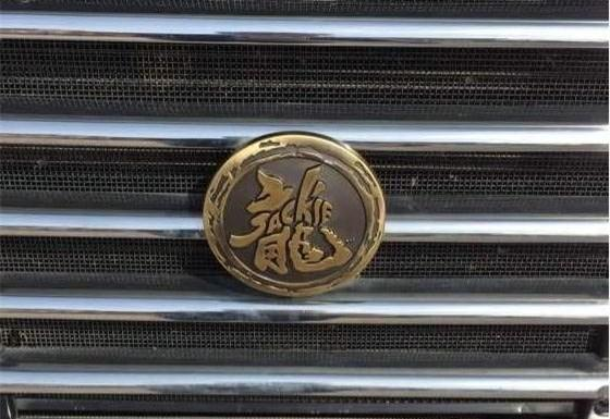 成龙的较新百万豪车曝光，车标竟然是个“龍”字