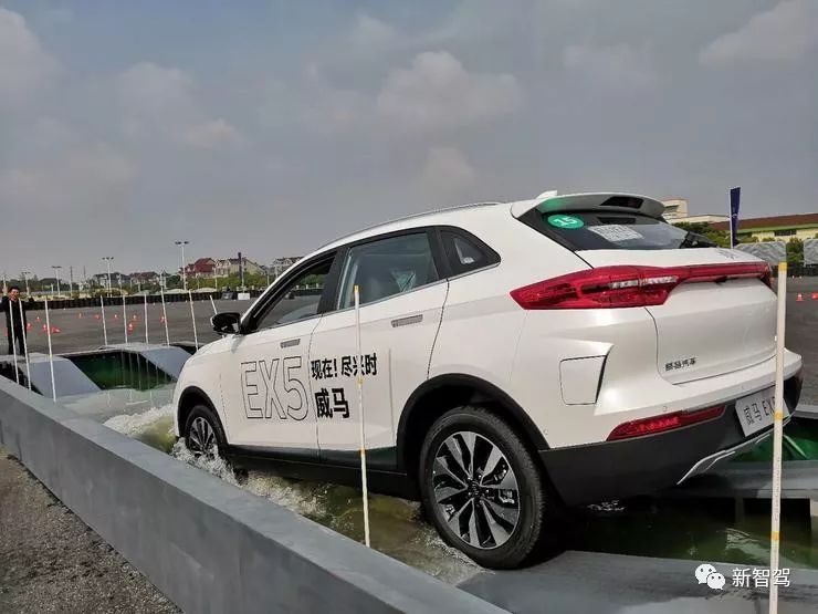 威马EX5上路实测：车标、智能旋转屏等具有辨识度，但部分配置尚存提升空间