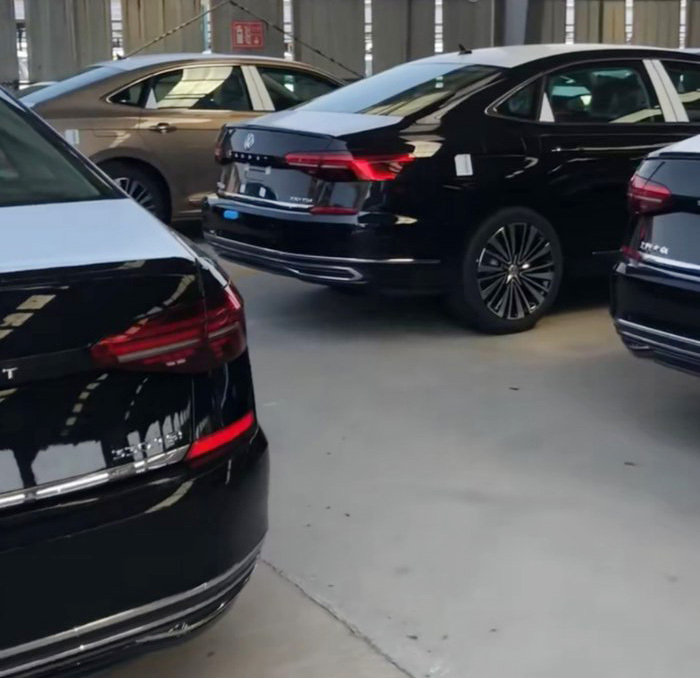 车标下面带字母！新一代国产帕萨特实车，要逼着雅阁凯美瑞降价了