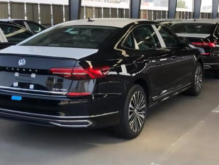 车标下面带字母！新一代国产帕萨特实车，要逼着雅阁凯美瑞降价了