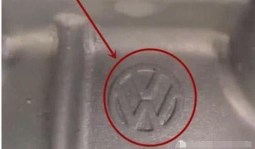 保时捷底盘是大众车标，车主气得维权，修车工笑了：你不配开这车