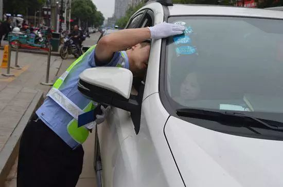 “交强险标志”终于不用贴了 但你千万不要撕！