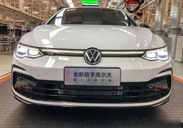 终于正面扛上了？思域两厢版刚上市，第八代高尔夫隔天正式下线